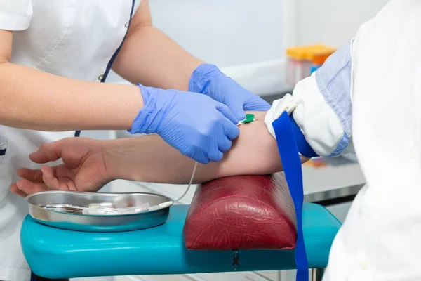 Närbild av processen att ta blodprov från en patient i ett modernt medicinskt laboratorium. Coronavirus, glukos, hiv, aids, syfilis — Stockfoto