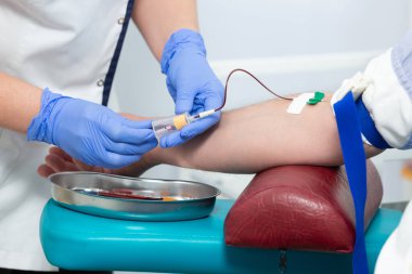 Modern bir tıp laboratuarındaki bir hastadan kan örneği alma sürecini kapat. Coronavirus, glikoz, HIV, AIDS, frengi