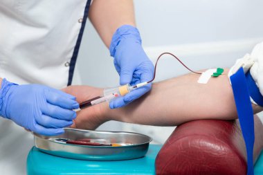 Modern bir tıp laboratuarındaki bir hastadan kan örneği alma sürecini kapat. Coronavirus, glikoz, HIV, AIDS, frengi