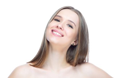 Kendinden memnun ve mutlu, beyaz bir arka planda soyutlanmış genç ve çekici bir kızın fotoğrafı.