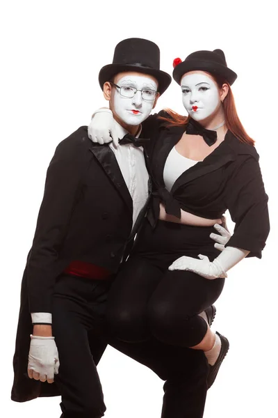 Portrait de deux artistes de mime se produisant, isolés sur fond blanc. La femme est assise sur le genou de l'homme. Symbole d'amitié étroite, relations, relation de confiance Image En Vente