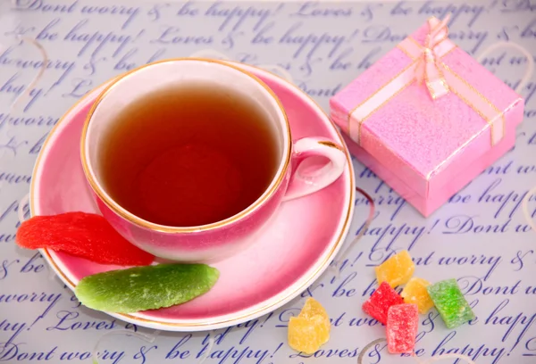 fincan çay ve kuru meyve dilimleri