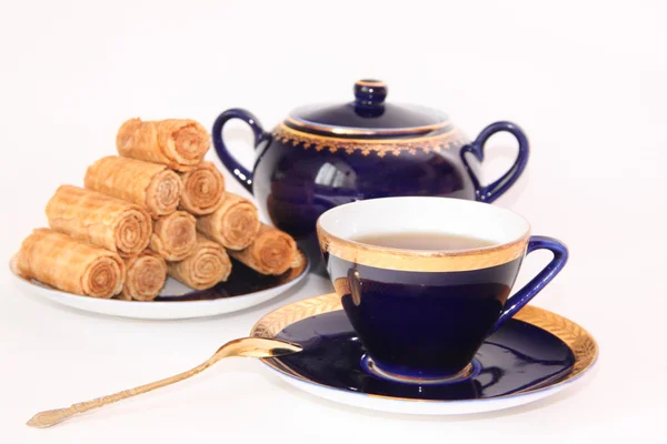 Vajilla azul con té y gofres — Foto de Stock