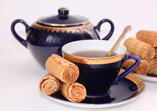Vajilla azul con té y gofres — Foto de Stock
