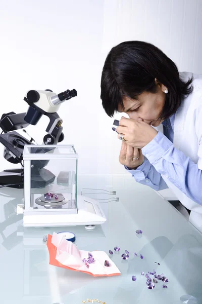 Analyse von Edelsteinen — Stockfoto