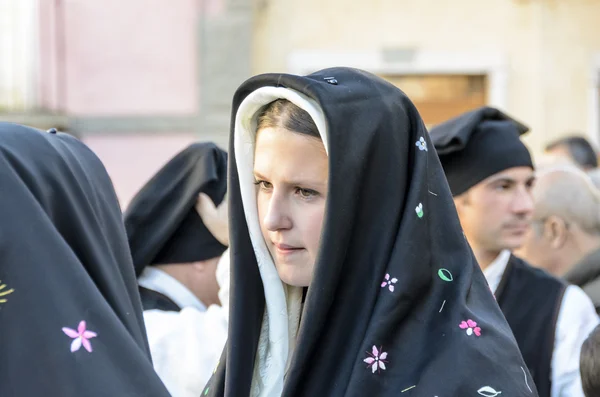 Mulher com traje tradicional da Sardenha . — Fotografia de Stock