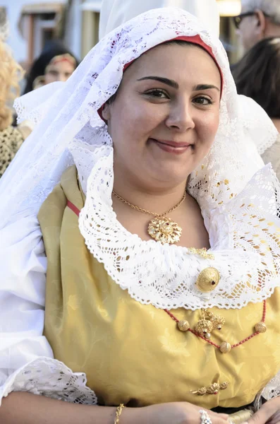 Vrouwen met traditionele kostuum van Sardinië. — Stockfoto