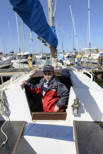 The child and the sailboat — Stock Photo, Image