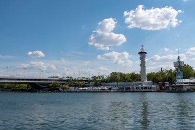 Viyana, Avusturya - 10 Ağustos 2022: Viyanalılar bunları Eski Tuna kıyısındaki bar ve restoranlarda veya Tuna Adası 'ndaki Copa Sahili ve Batık Şehir' de dinlenmek için kullanıyorlar..