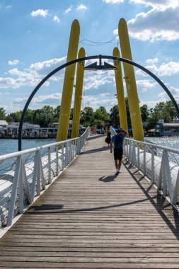 Viyana, Avusturya - 10 Ağustos 2022: Viyanalılar bunları Eski Tuna kıyısındaki bar ve restoranlarda veya Tuna Adası 'ndaki Copa Sahili ve Batık Şehir' de dinlenmek için kullanıyorlar..