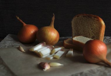 Doğranmış domuz yağı ve taze soğanlı ekmek dilimleri.