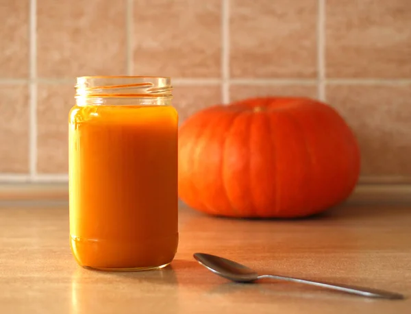 Baby pumpkin puree with fresh pumpkin on beige background — Stock Photo, Image