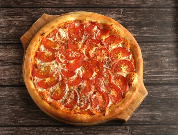 Runde Pizza Margarita mit Tomaten, Käse und Gewürzen auf dunklem Holzgrund — Stockfoto