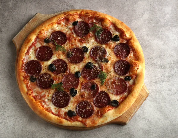 Pfefferoni-Pizza mit Salz und Oliven auf grauem Hintergrund — Stockfoto
