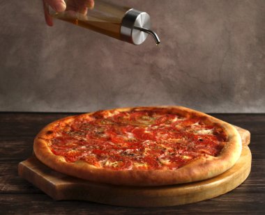 Domatesli, peynirli, baharatlı ve zeytinyağlı margarita pizza.