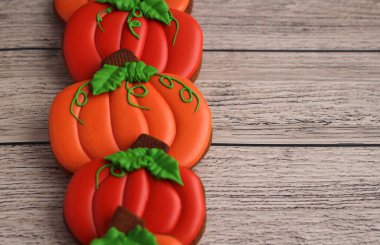 Hafif ahşap arka planda el yapımı zencefilli kek.