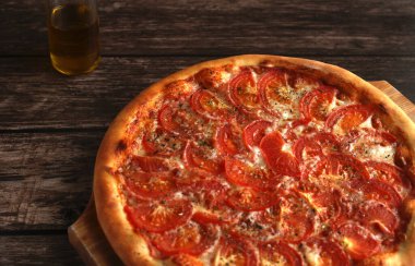 Domatesli, peynirli, baharatlı ve zeytinyağlı margarita pizza.