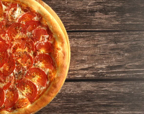 Pizza Margarita mit Tomaten, Käse, Gewürzen auf dunklem Hintergrund mit Platz für Text — Stockfoto