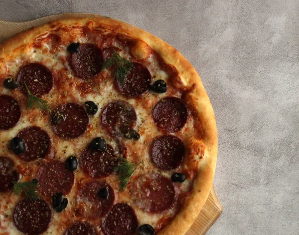 Pfefferoni-Pizza mit Salz und Oliven auf grauem Hintergrund — Stockfoto