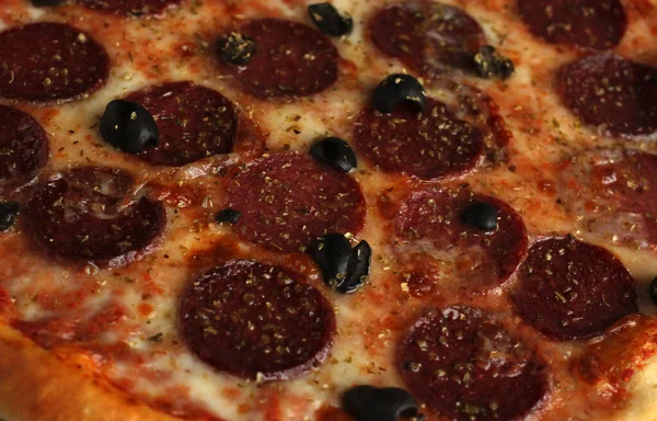 Pizza de pepperoni com sais e azeitonas close-up — Fotografia de Stock