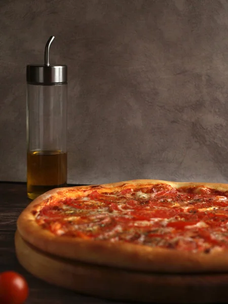 Margarita-Pizza mit Tomaten, Käse, Gewürzen und Olivenöl auf dunklem Hintergrund — Stockfoto