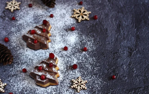 Julmuffins i form av en gran med bär, pulversocker på en mörk bakgrund — Stockfoto
