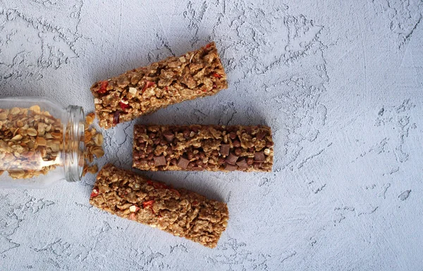 Gri zemin üzerinde granola olan diyet mısır gevreği fitness çubukları