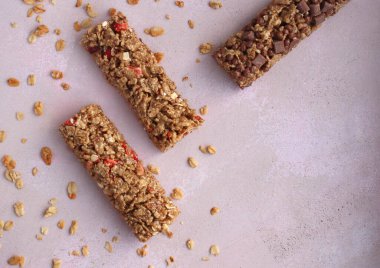 Pembe arkaplanlı tahıl gevreği.