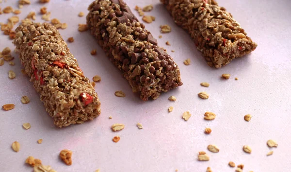 Pembe leylak arka planında tahıl gevreği ve sağlıklı bir atıştırmalık.