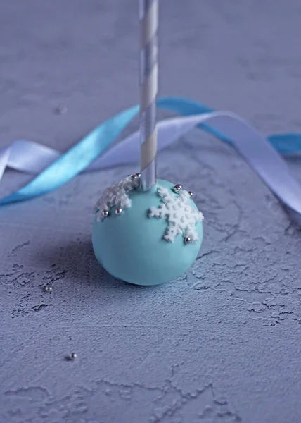 Tårta pops nyår med ett satinband på en blå bakgrund — Stockfoto