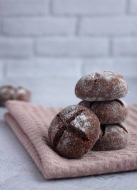 Ev yapımı zencefilli ekmek ve pudra şekerli tarçınlı ekmek.