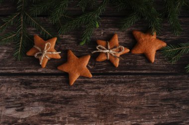 Tarçın ve ladin dallı yıldızlar şeklinde zencefilli kurabiyeler.