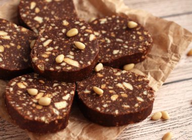 Bej arka planda çam fıstıklı bisküvi keki