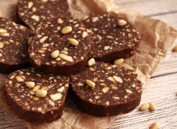 Bej arka planda çam fıstıklı bisküvi keki