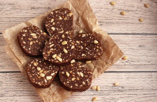 Bej arka planda çam fıstıklı bisküvi keki