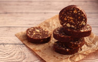 Bej arka planda çam fıstıklı bisküvi keki