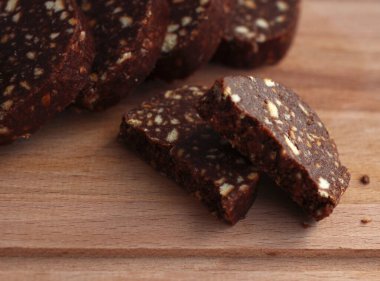 Bej arka planda çam fıstıklı bisküvi keki