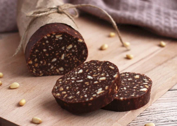 Bej arka planda çam fıstıklı bisküvi keki