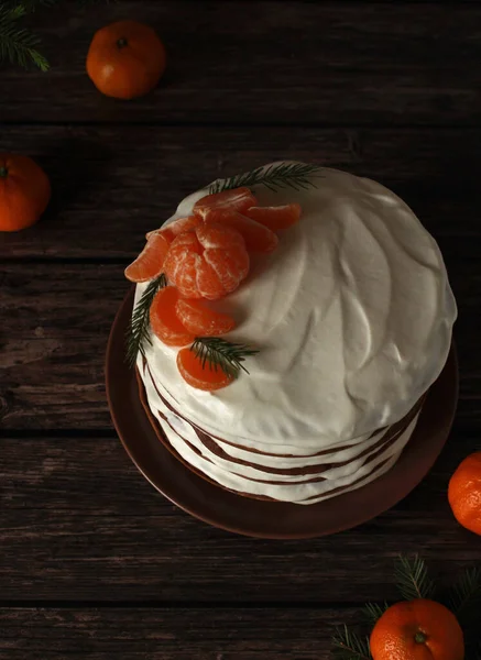 Pastel de chocolate hecho en casa de varias capas con crema blanca y mandarinas — Foto de Stock