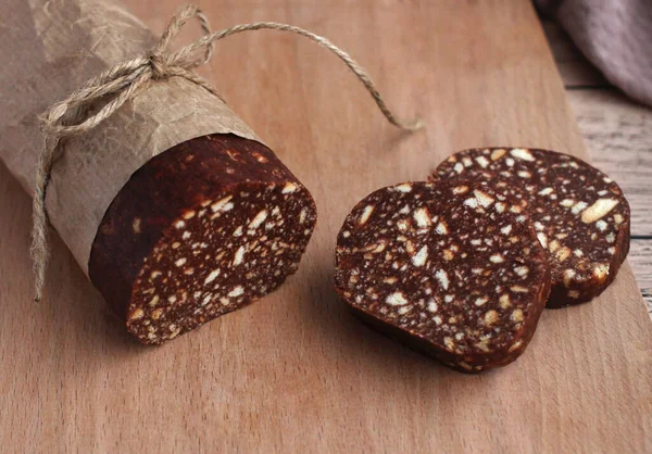 Biscuit cake met pijnboompitten op een beige achtergrond — Stockfoto