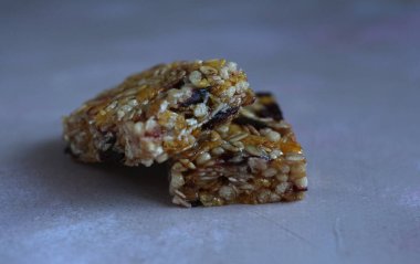 Sağlıklı mısır gevreği. Gri arka planda meyve ve böğürtlen parçaları var.