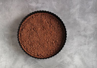 Gri arkaplanda siyah formda parçalanmış turta.