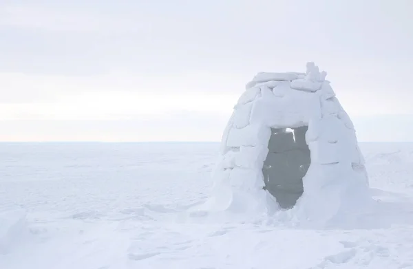 Construcción de iglú a partir de nieve y hielo — Foto de Stock