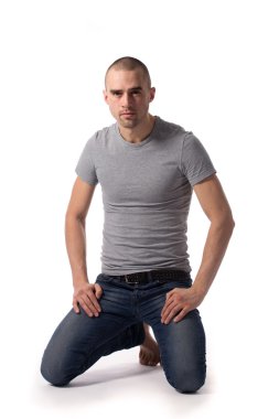 dizlerinin üstünde genç adam