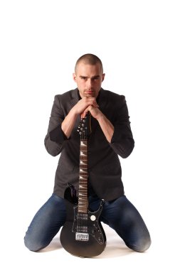 Casual adam gitar çalmak