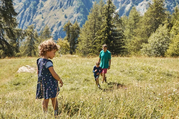 O pai e os filhos andam ao ar livre. Recreação ao ar livre. — Fotografia de Stock