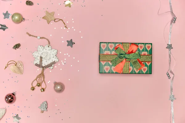 Vista superior de un regalo de Navidad con un lazo. Fondo rosa. — Foto de Stock