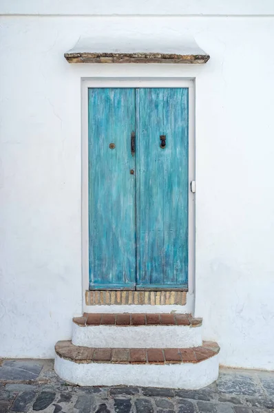 ターコイズ古い木製のドア — ストック写真