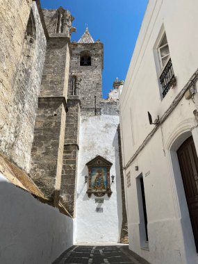 5 Eylül 2021: Beyazlatılmış Endülüs tipik beyaz kireç sokakları. Vejer de la Frontera, İspanya