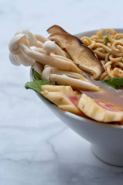 Ramen Çorbası mermer masanın üstünde.